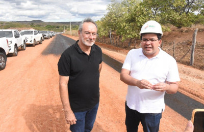 Rafael acompanha obras de recuperação da PI-455 em Alagoinha do Piauí